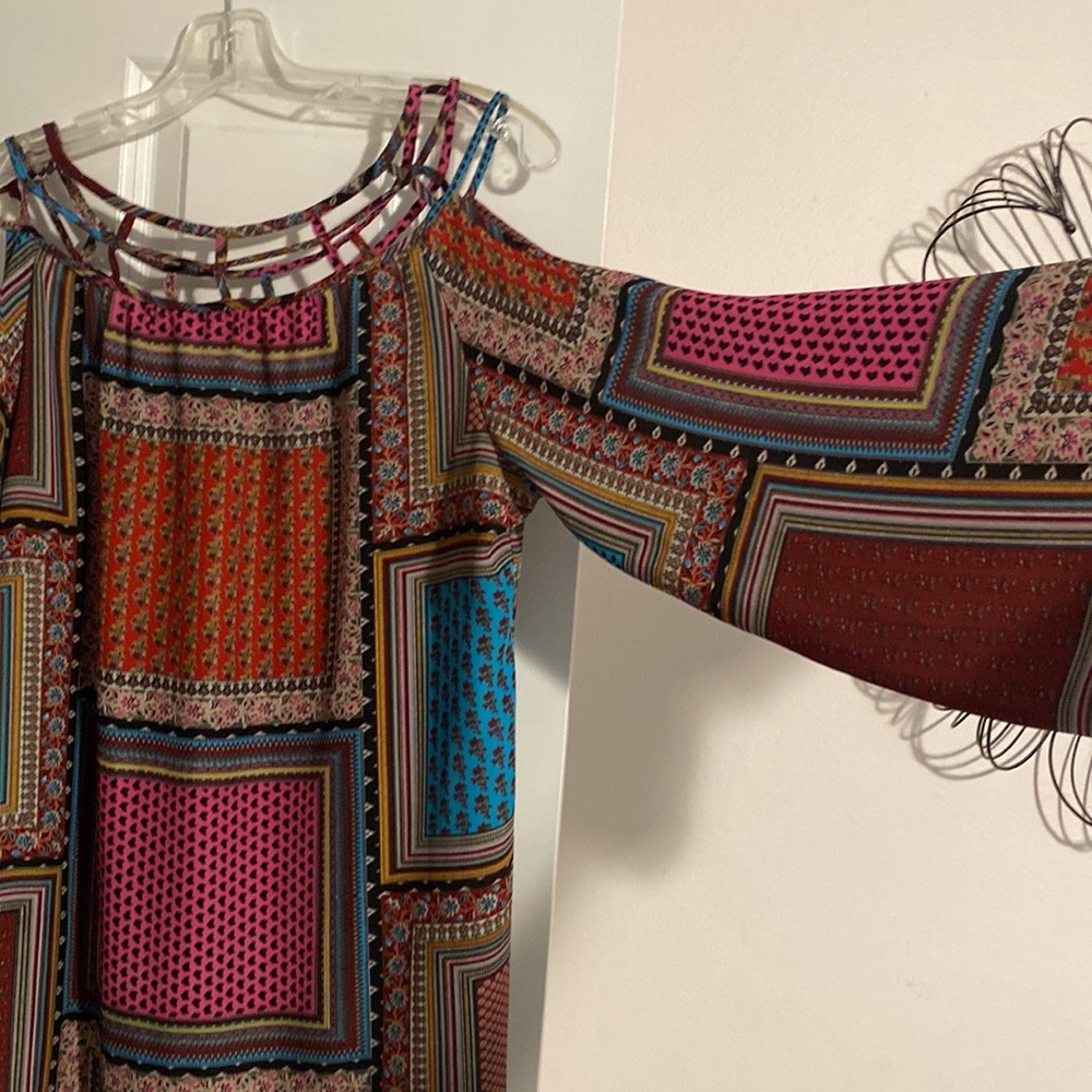Boho style multi-color blouse. Peek-a-boo shoulder. Heartsoul brand. XL. - Picture 2 of 4